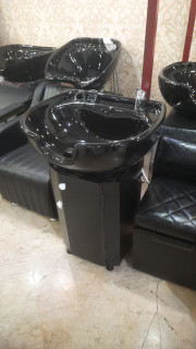 سرشور ایستاده در دار کابین فلزی
