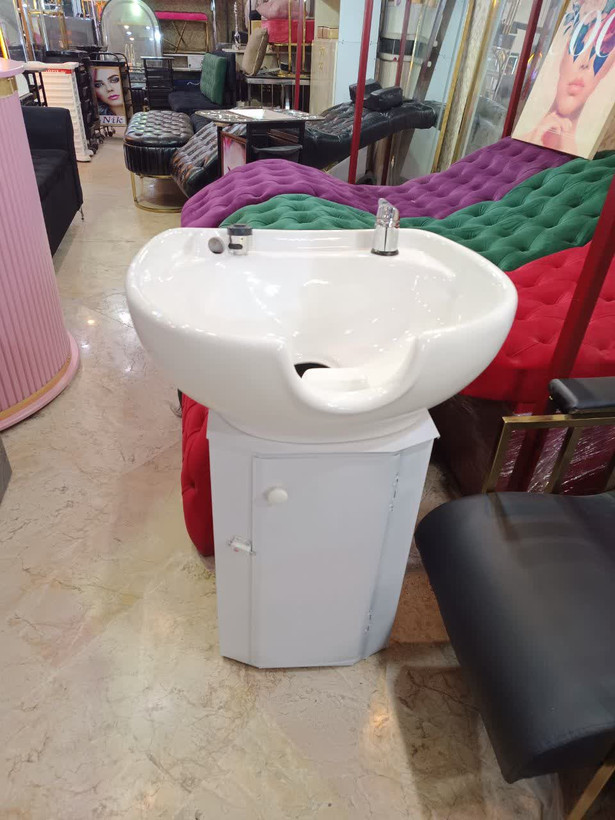 سرشور ایستاده در دار کابین فلزی