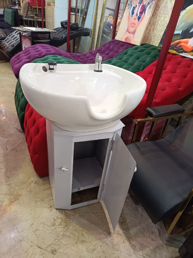 سرشور ایستاده در دار کابین فلزی